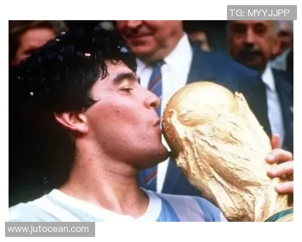 足球历史上的十位传奇巨星盘点与影响力分析