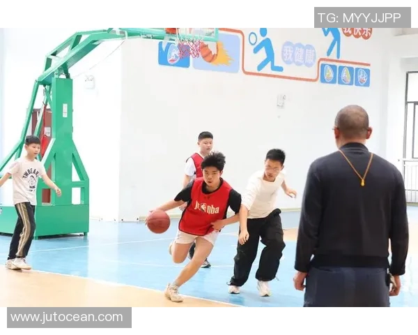 校草明星在篮球场上展现风采引发热议校园青春热血故事